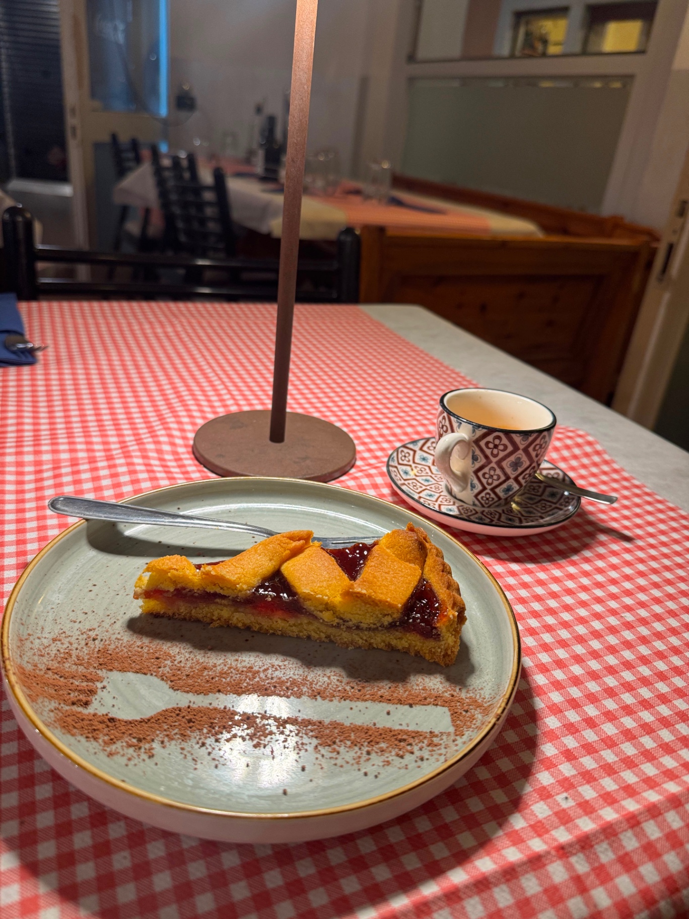Il piacere di non alzarsi subito: Una fetta di crostata, un caffè, ancora cinque minuti a tavola. Il gesto più semplice di una trattoria, e spesso il più bello.