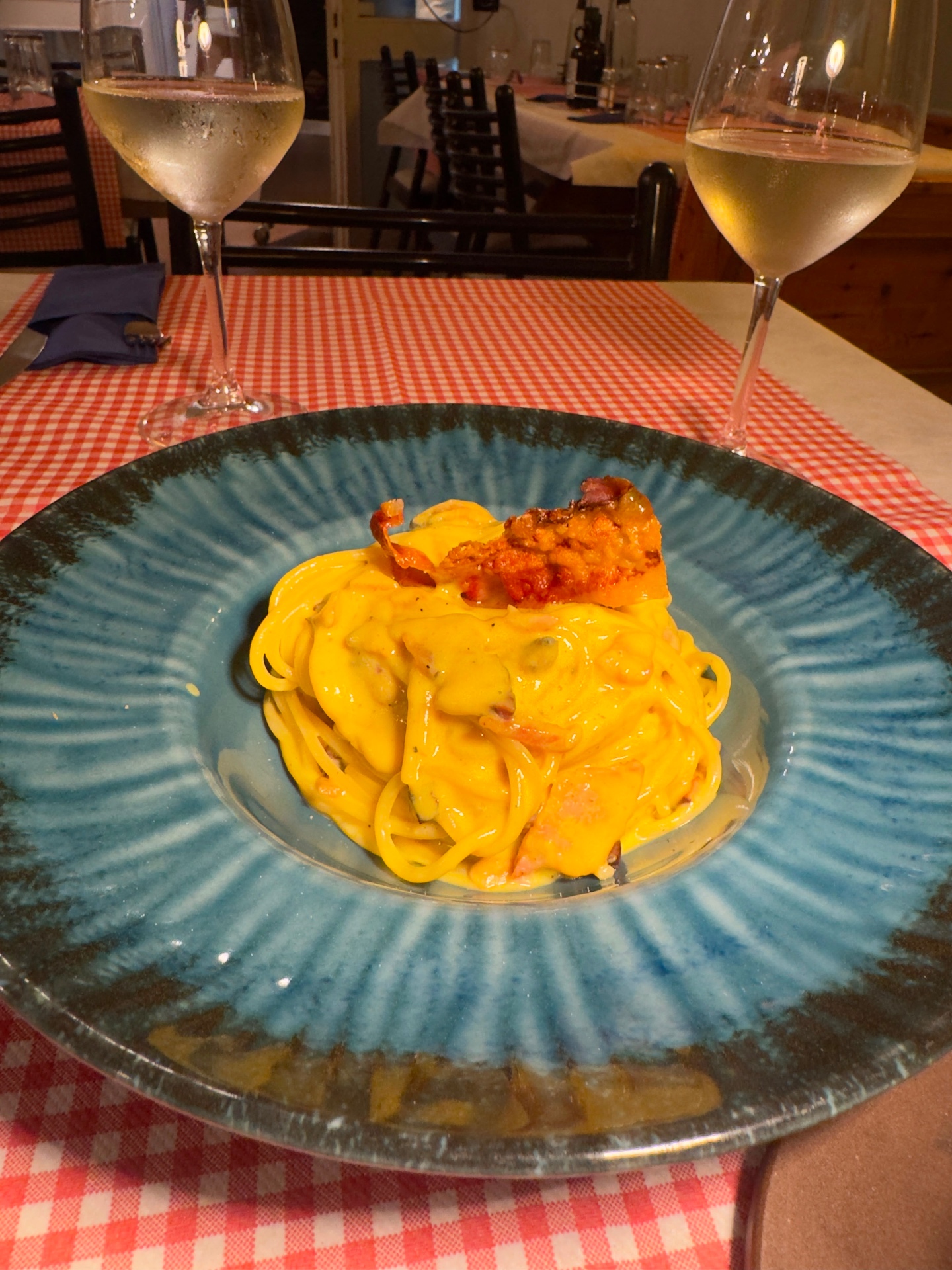 Pasta della casa, con un calice di vino